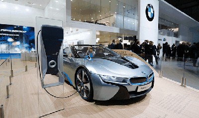 BMW sees no rival in Tesla as it readies plug-in i8 supercar